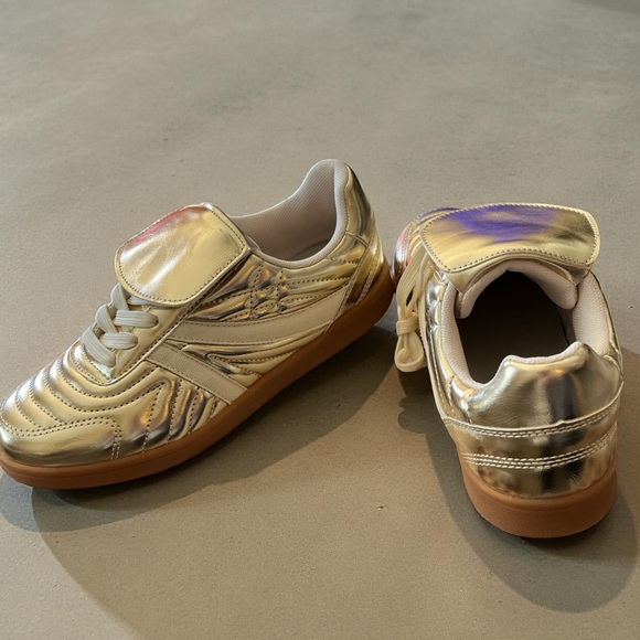 Adorable New In Box Steve Madden MADRID Gold Metallic Sneakers SIZE 6 - Picture 4 of 5